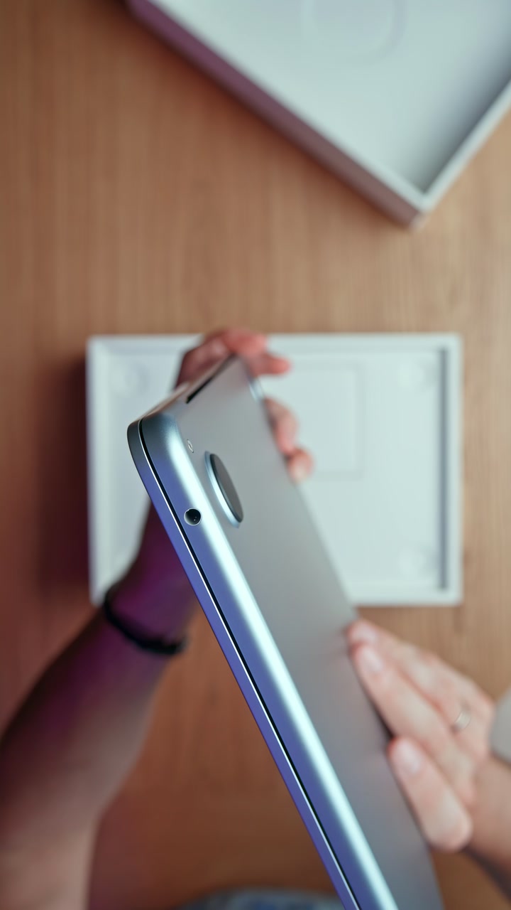 Распаковка MacBook Air в цвете Sky Blue