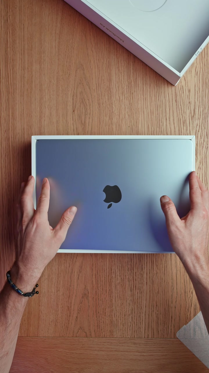 Распаковка MacBook Air в цвете Sky Blue