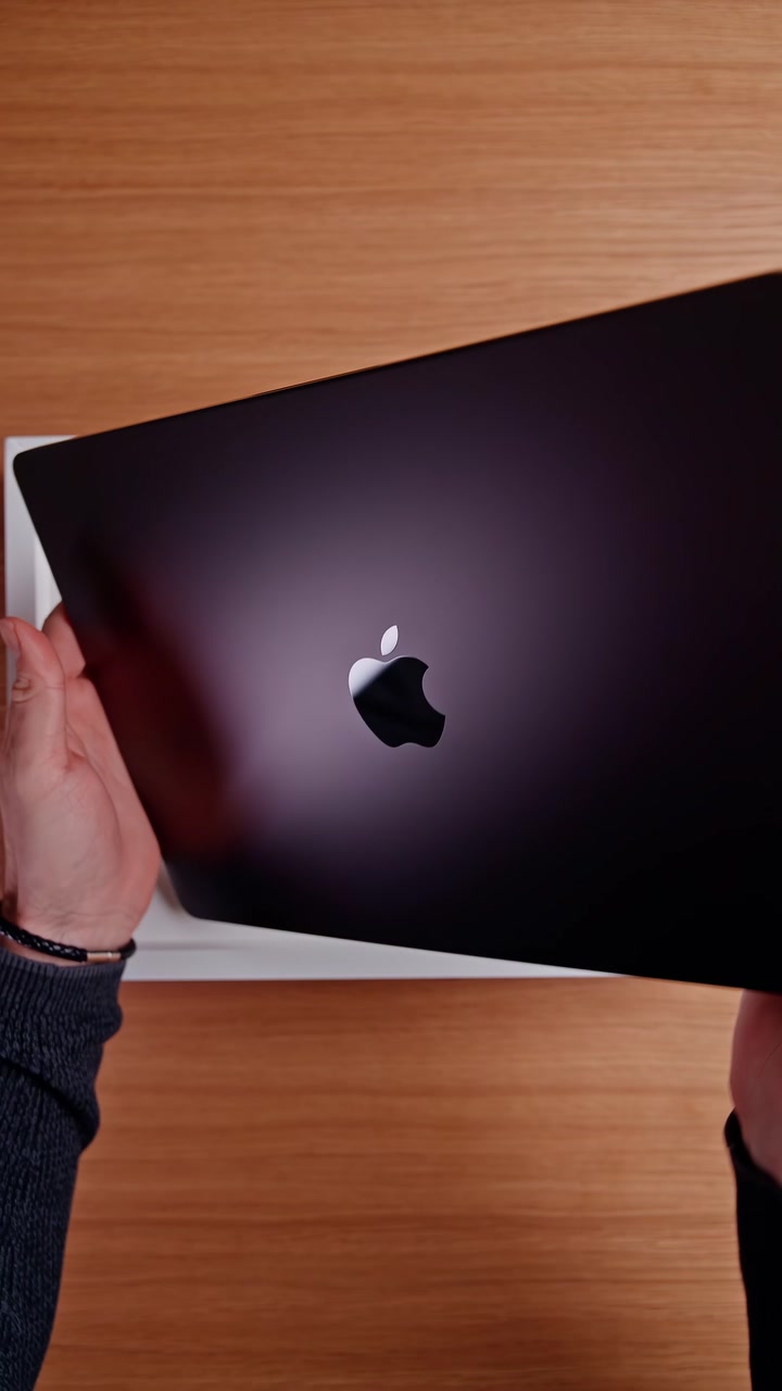 Распаковка MacBook Pro в новом цвете Space Black. Как вам новое цветовое решение от Apple?