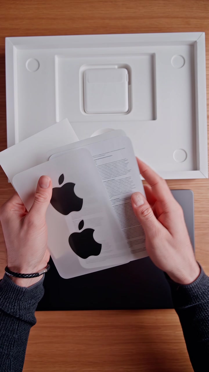 Распаковка MacBook Pro в новом цвете Space Black. Как вам новое цветовое решение от Apple?