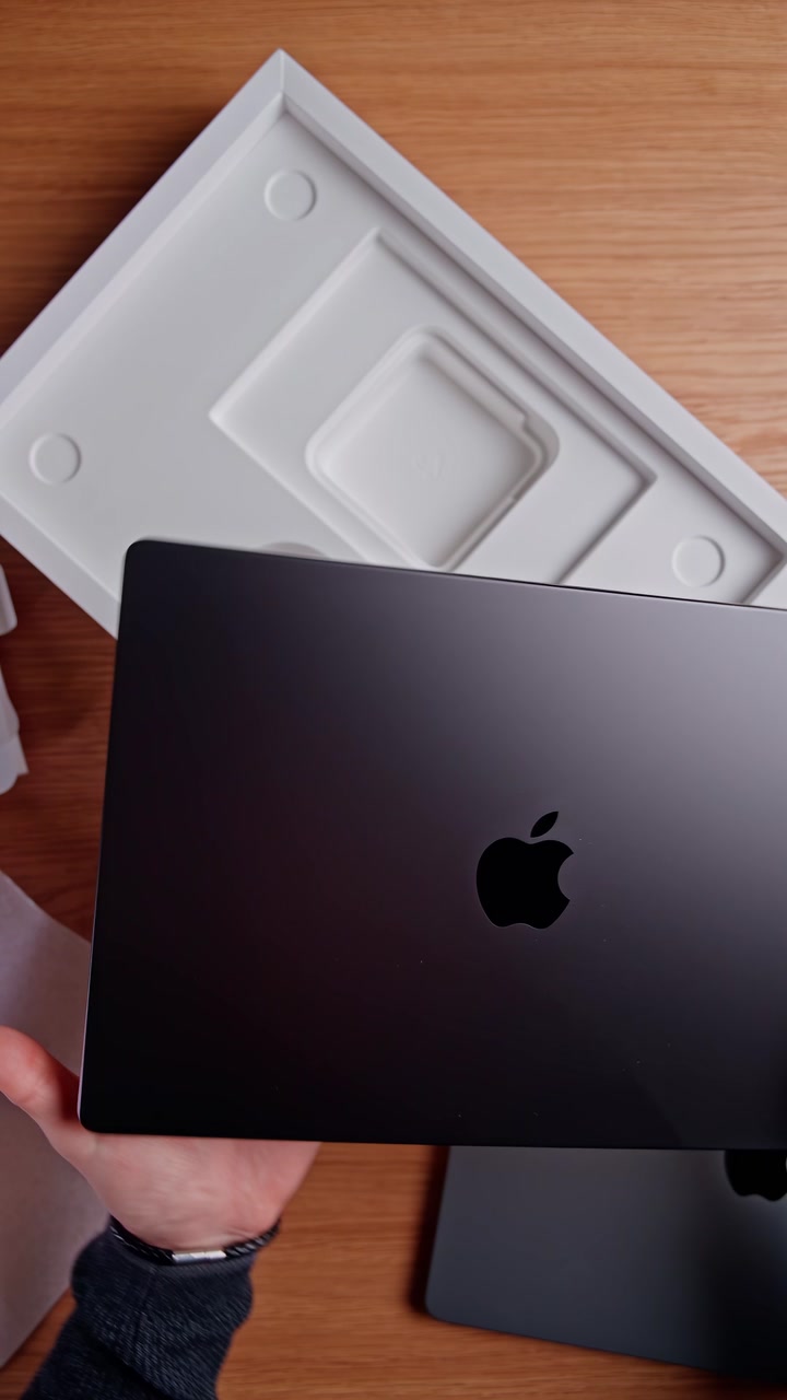 Распаковка MacBook Pro в новом цвете Space Black. Как вам новое цветовое решение от Apple?
