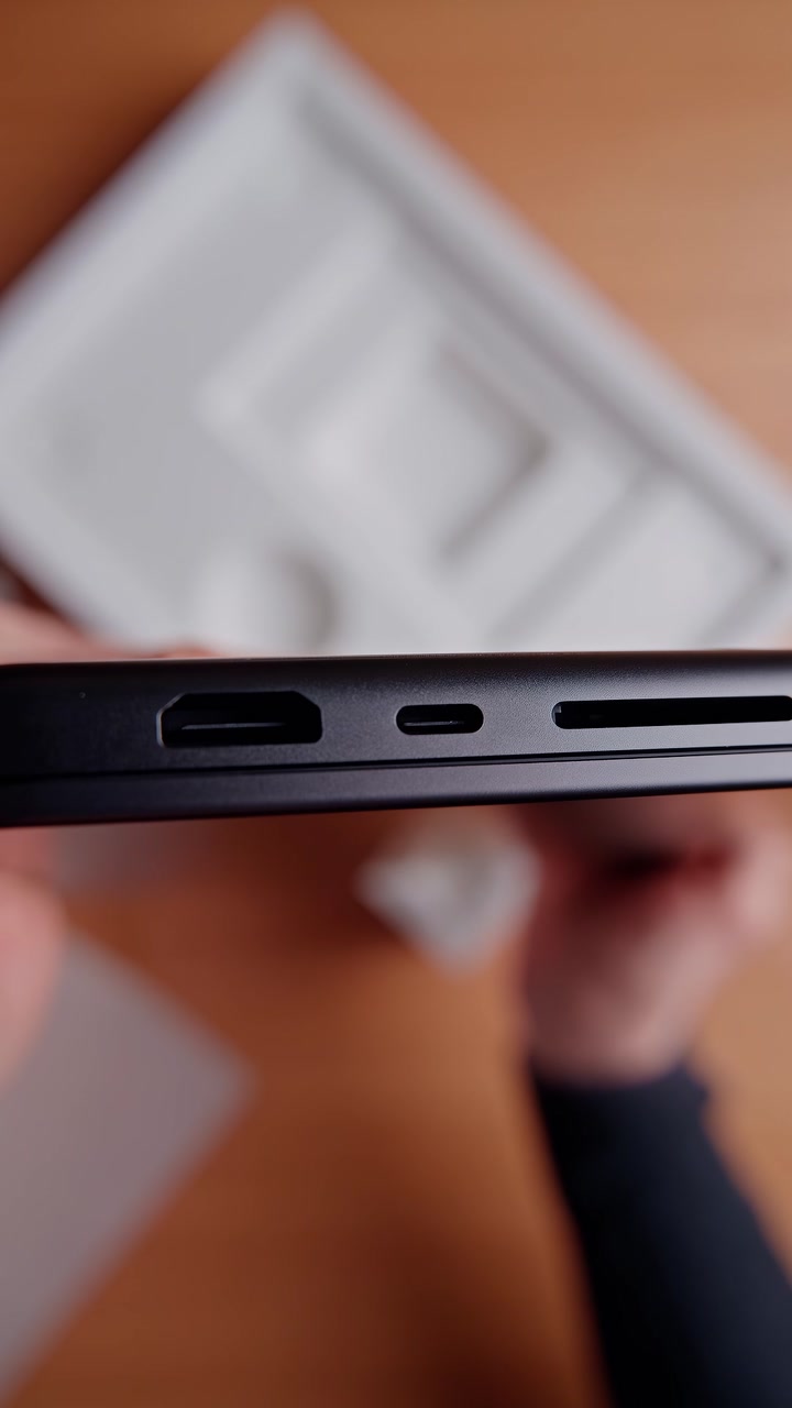 Распаковка MacBook Pro в новом цвете Space Black. Как вам новое цветовое решение от Apple?