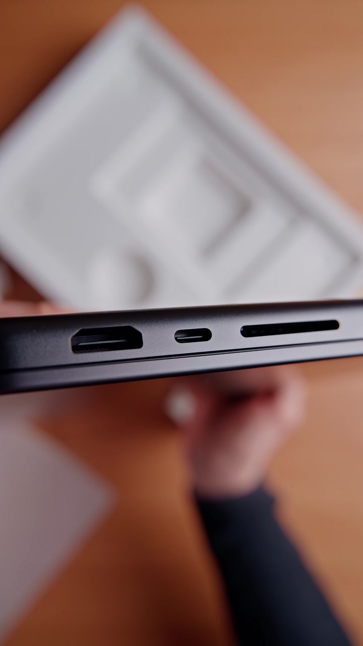 Распаковка MacBook Pro в новом цвете Space Black. Как вам новое цветовое решение от Apple?