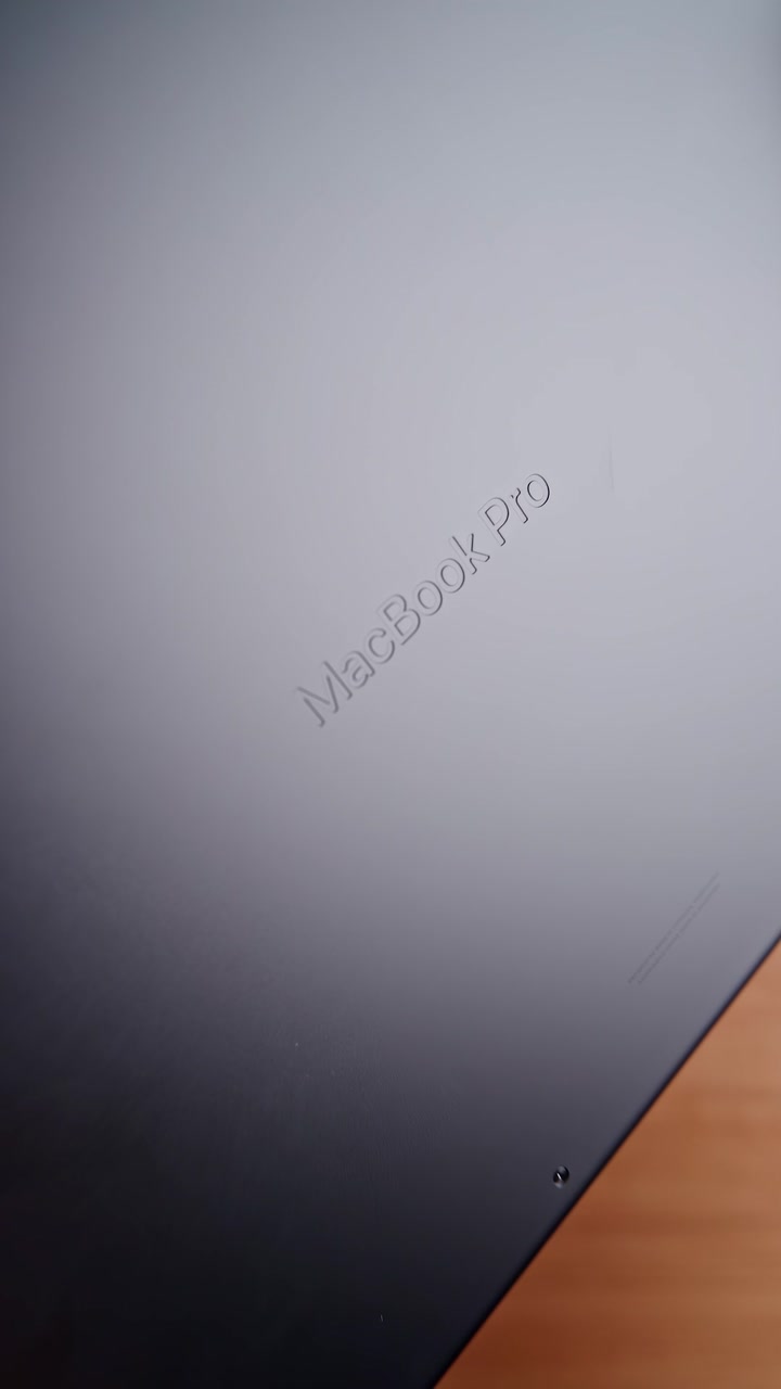 Распаковка MacBook Pro в новом цвете Space Black. Как вам новое цветовое решение от Apple?