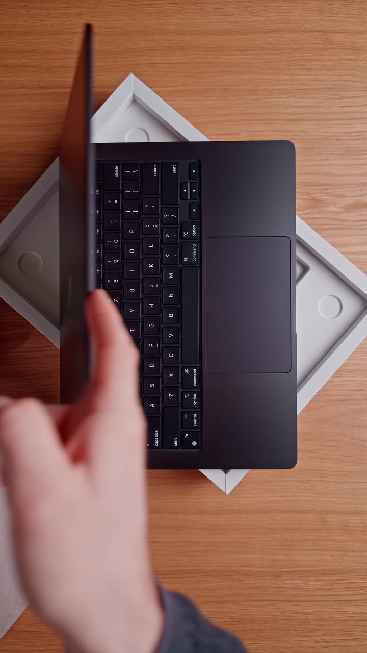 Распаковка MacBook Pro в новом цвете Space Black. Как вам новое цветовое решение от Apple?