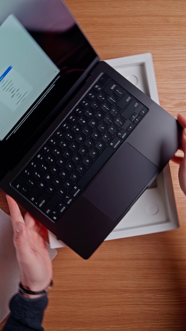 Распаковка MacBook Pro в новом цвете Space Black. Как вам новое цветовое решение от Apple?