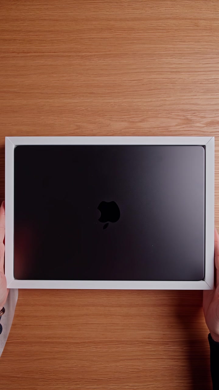 Распаковка MacBook Pro в новом цвете Space Black. Как вам новое цветовое решение от Apple?