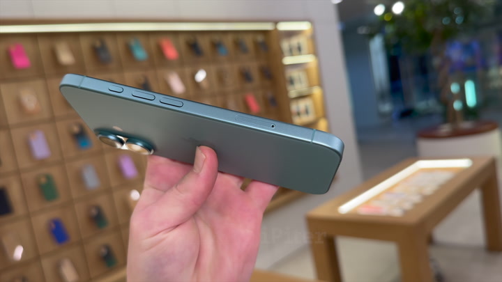iPhone 16 Teal