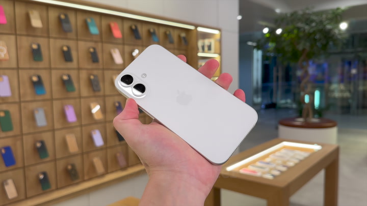 iPhone 16 White