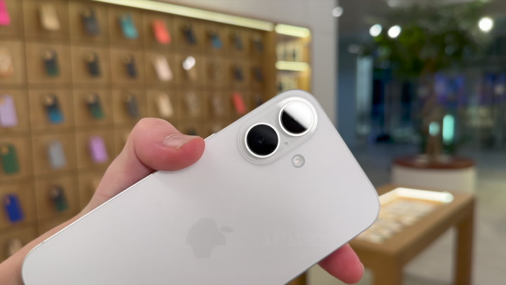 iPhone 16 White