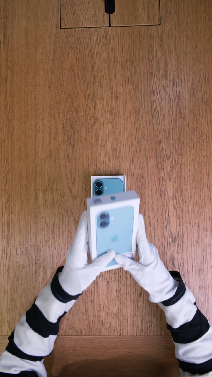 Apple iPhone 16 Teal