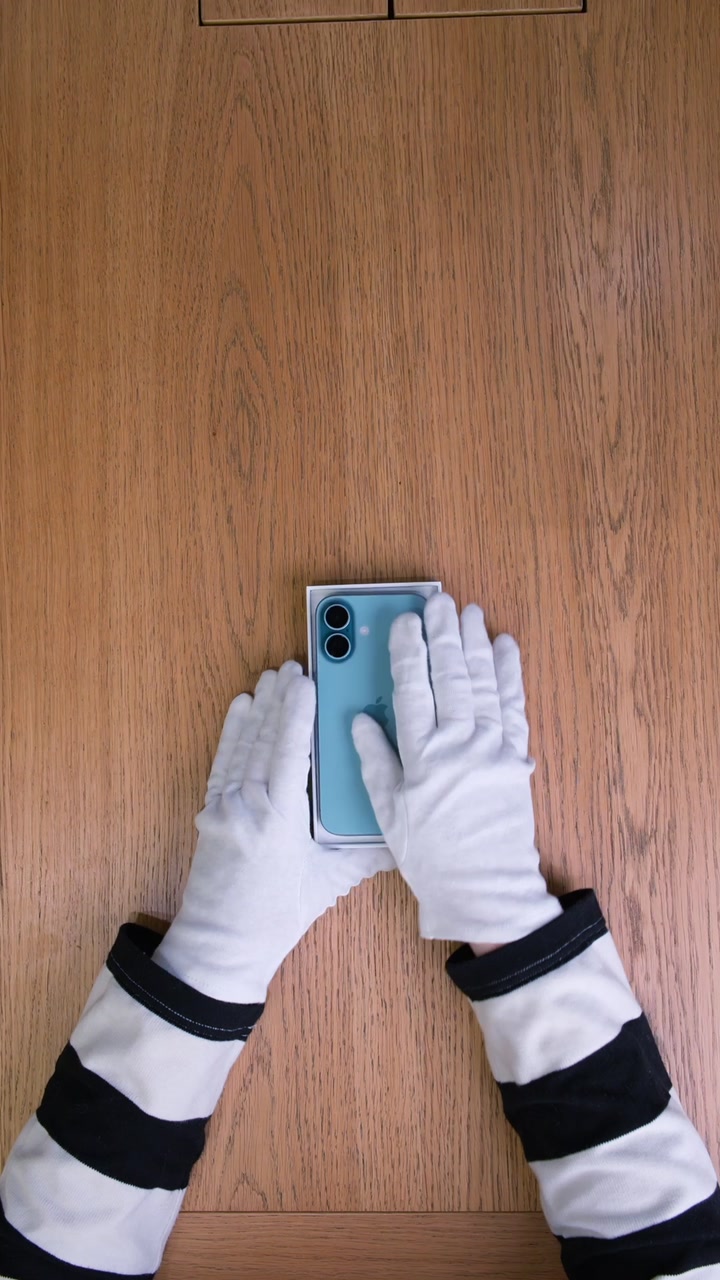Apple iPhone 16 Teal