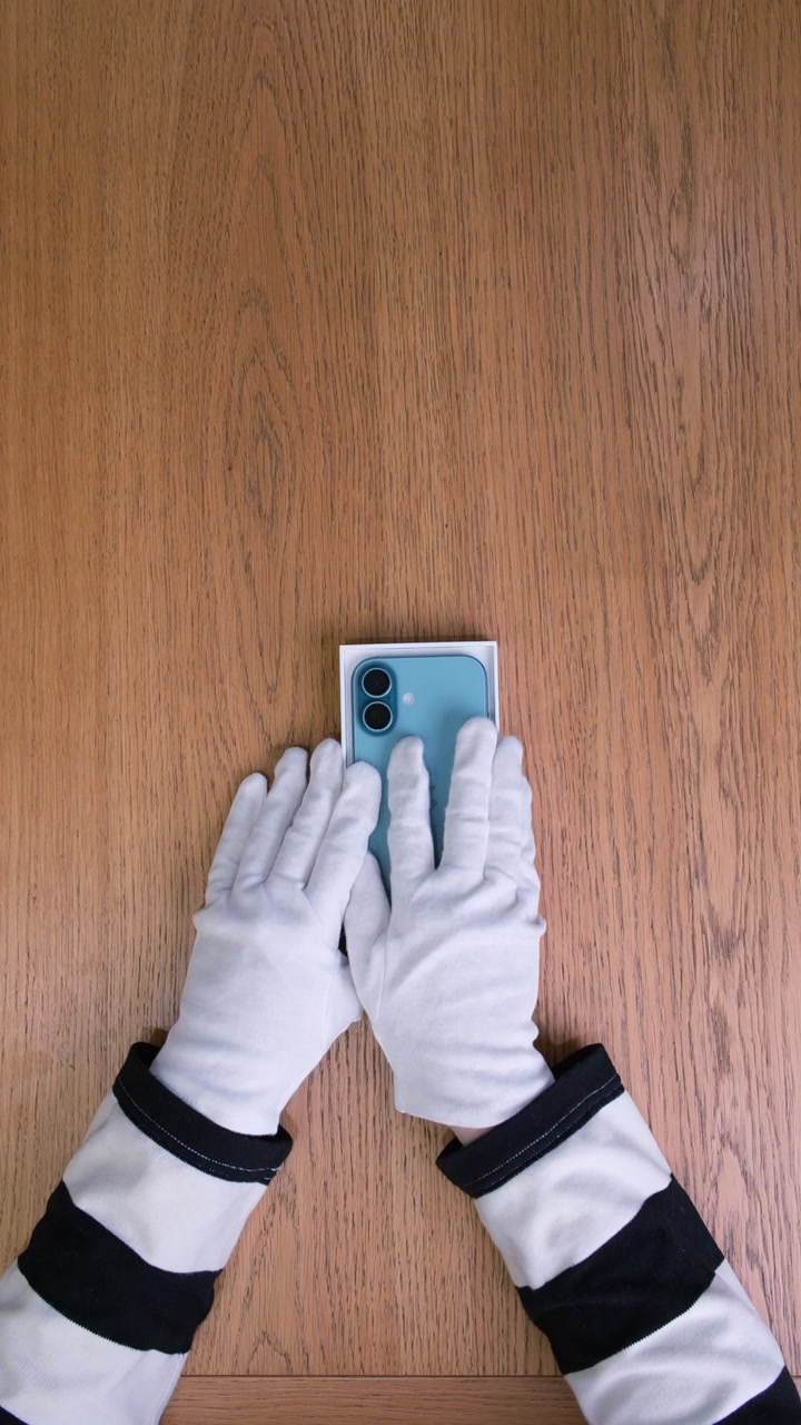 Apple iPhone 16 Teal