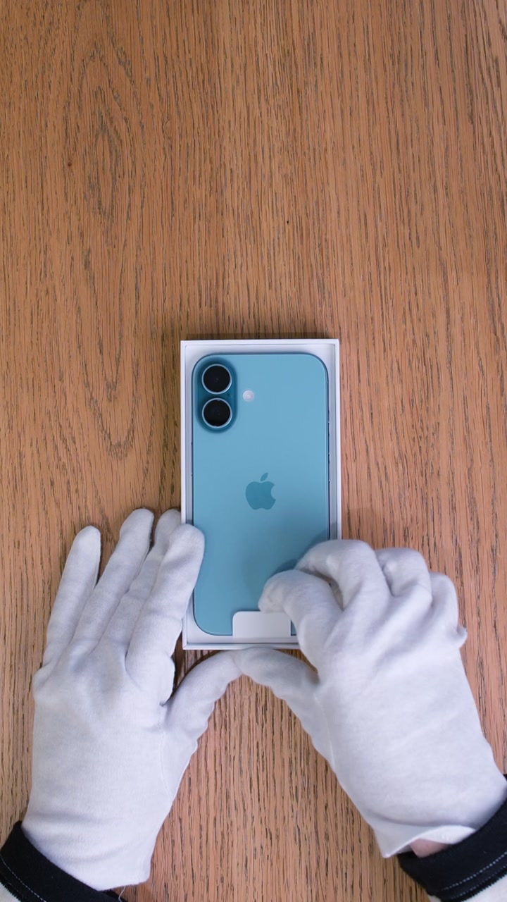 Apple iPhone 16 Teal