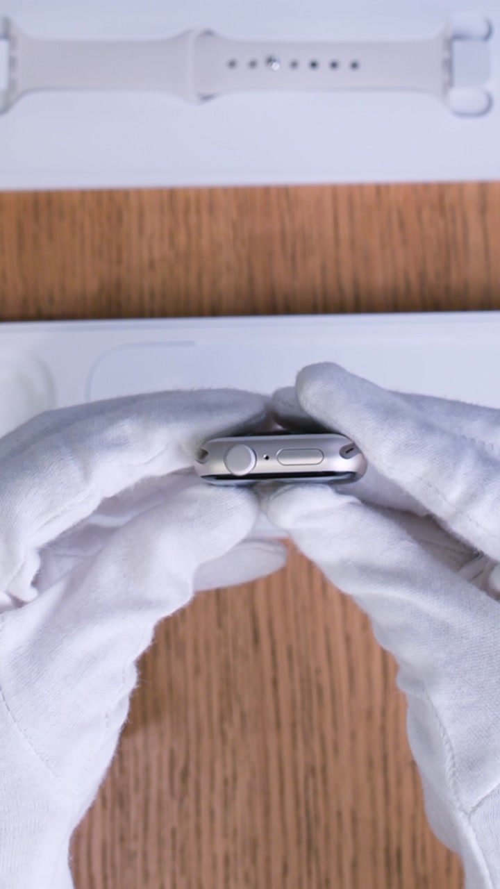 Apple Watch SE (2025) 40 мм Корпус из алюминия «Starlight» Спортивный ремешок S/M «Starlight»