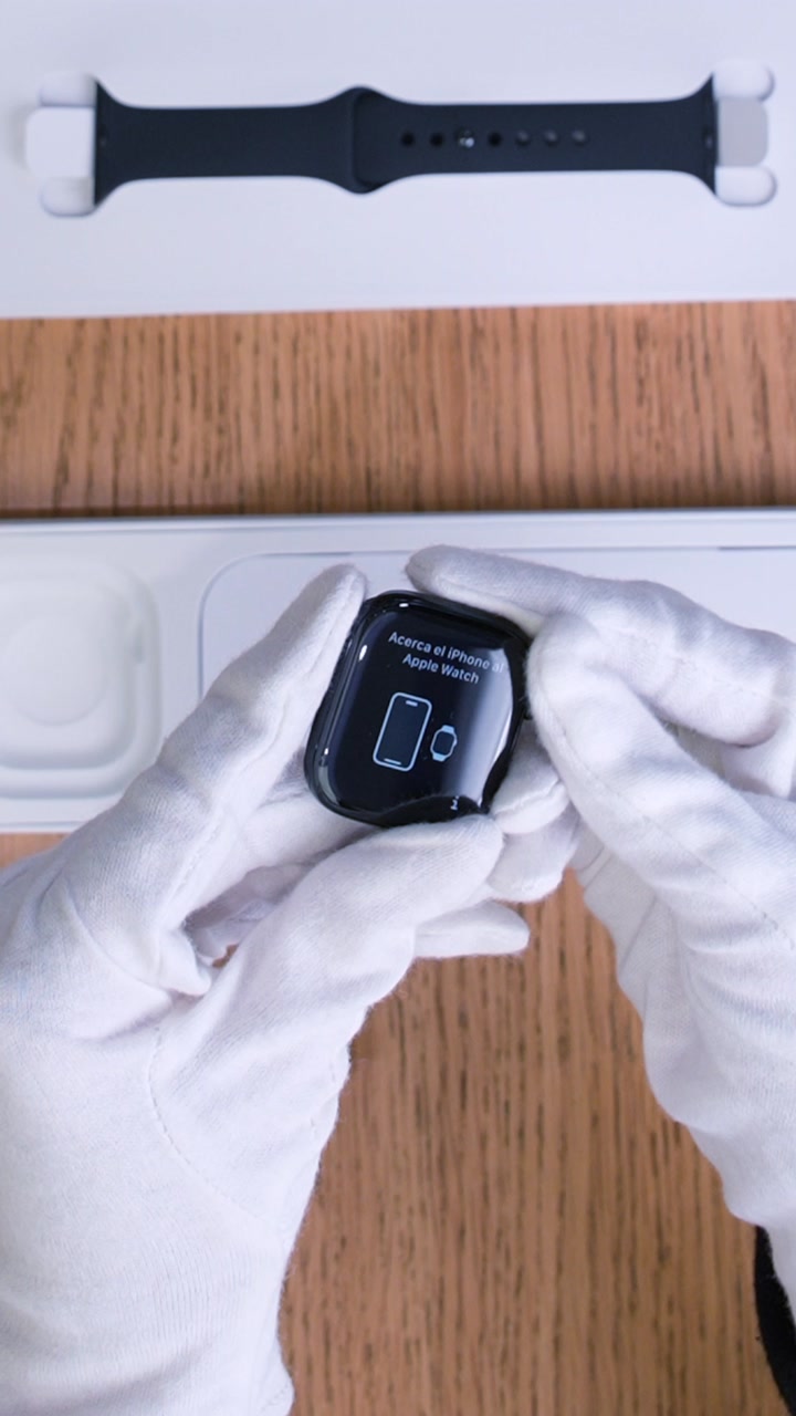 Apple Watch Series 11 42 мм Корпус из алюминия «Jet Black» Спортивный ремешок S/M «Black»