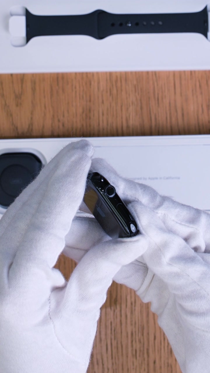 Apple Watch Series 11 46 мм Корпус из алюминия «Jet Black» Спортивный ремешок S/M «Black»