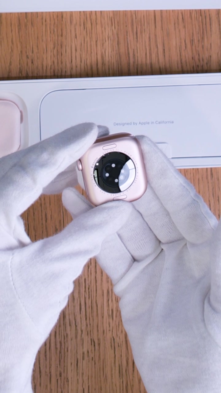 Apple Watch Series 11 42 мм Корпус из алюминия «Rose Gold» Спортивный ремешок S/M «Light Blush»