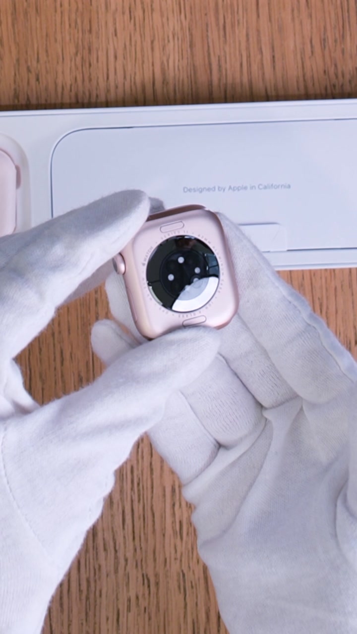 Apple Watch Series 11 42 мм Корпус из алюминия «Rose Gold» Спортивный ремешок S/M «Light Blush»