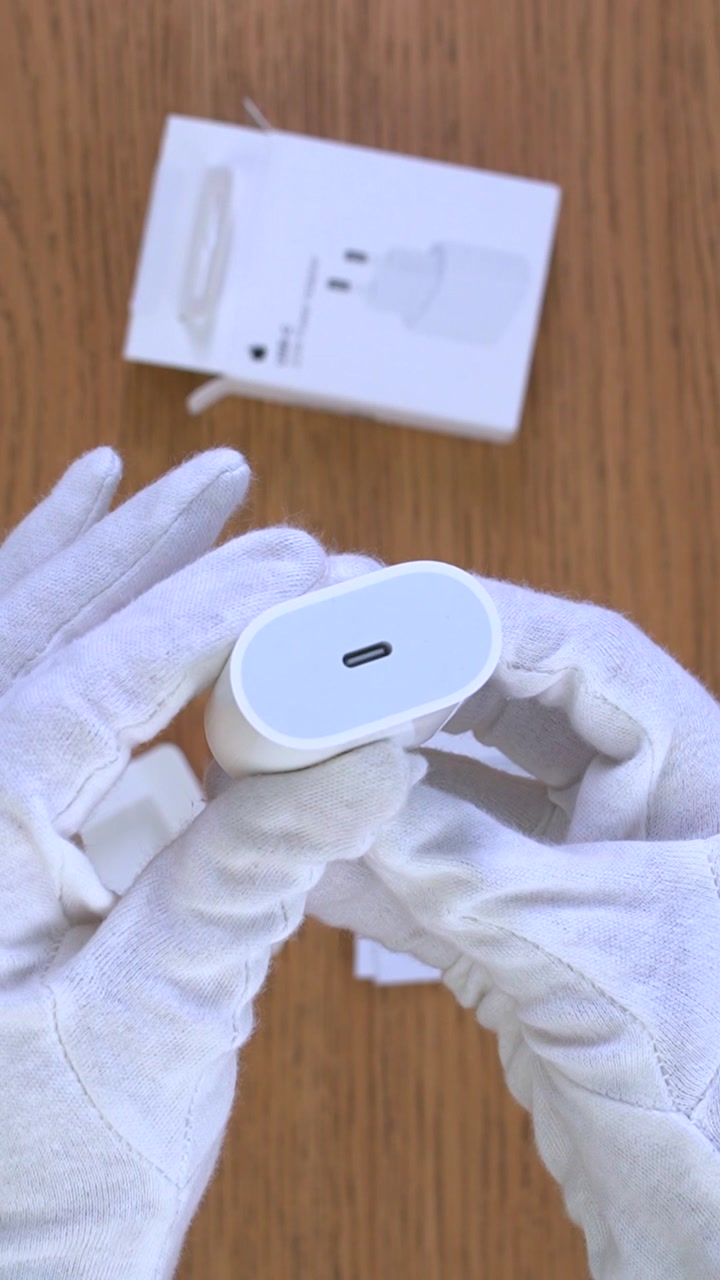 Сетевое зарядное устройство Apple 20W USB-C Power Adapter (MUVV3ZM/A)