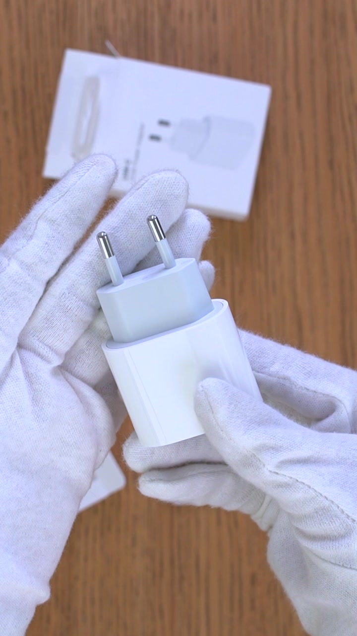 Сетевое зарядное устройство Apple 20W USB-C Power Adapter (MUVV3ZM/A)