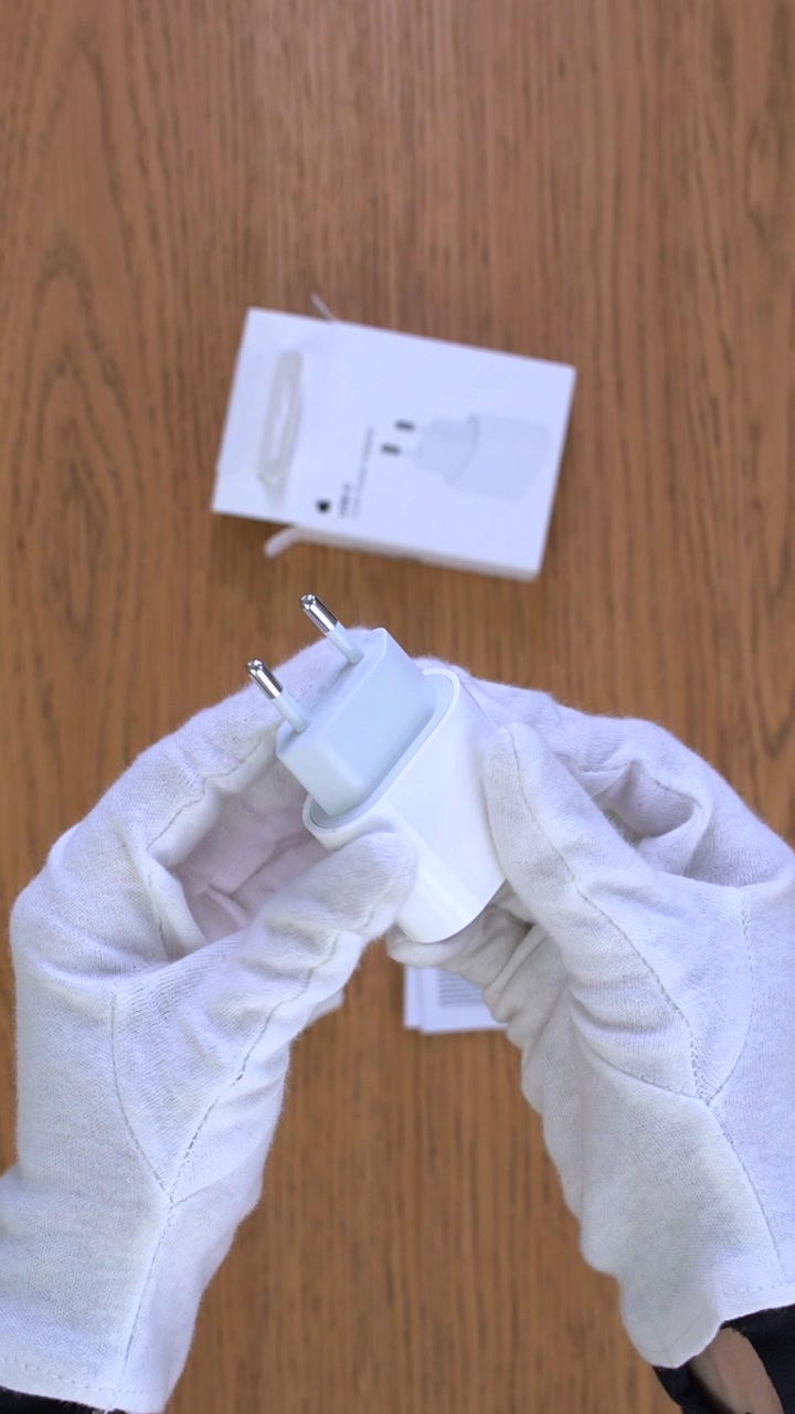 Сетевое зарядное устройство Apple 20W USB-C Power Adapter (MUVV3ZM/A)