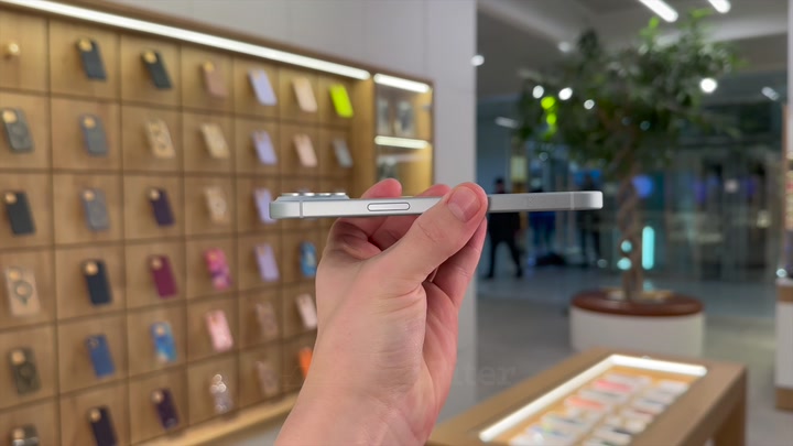 iPhone 15 Blue