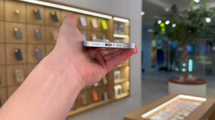 iPhone 15 Blue