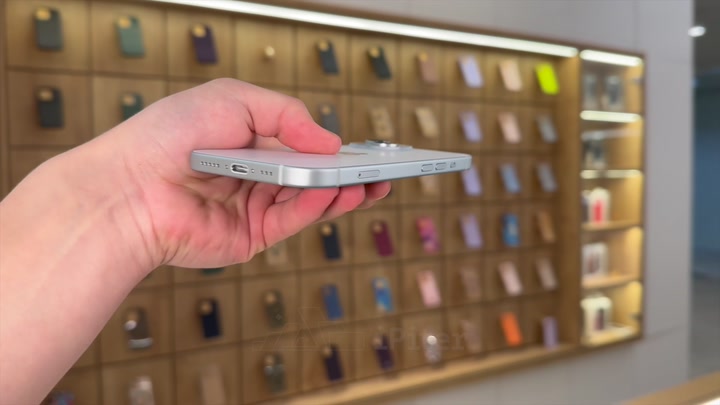 iPhone 15 Blue