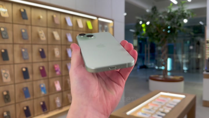iPhone 15 Green