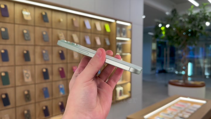 iPhone 15 Green