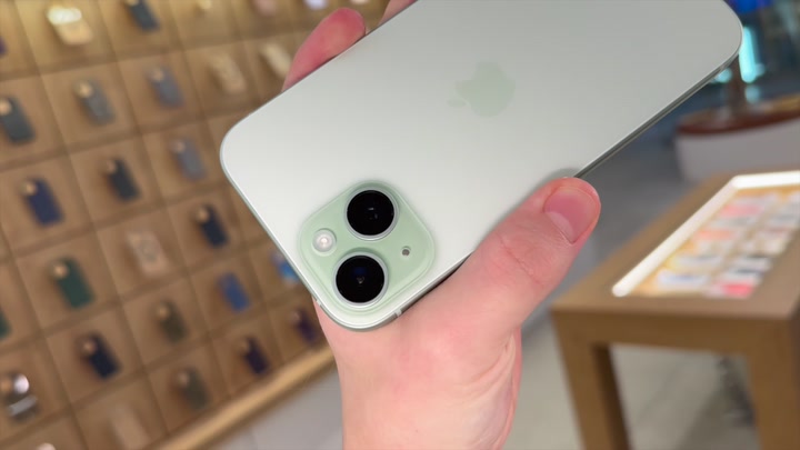 iPhone 15 Green