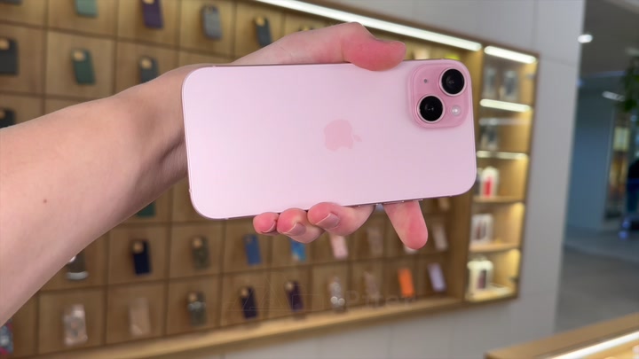 iPhone 15 Pink