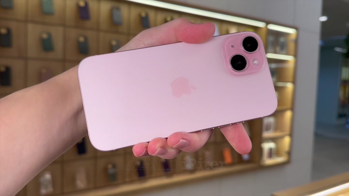 iPhone 15 Pink