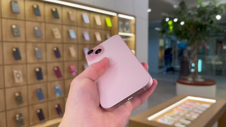 iPhone 15 Pink