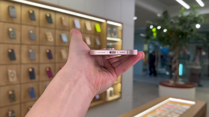 iPhone 15 Pink