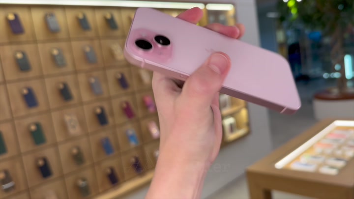 iPhone 15 Pink