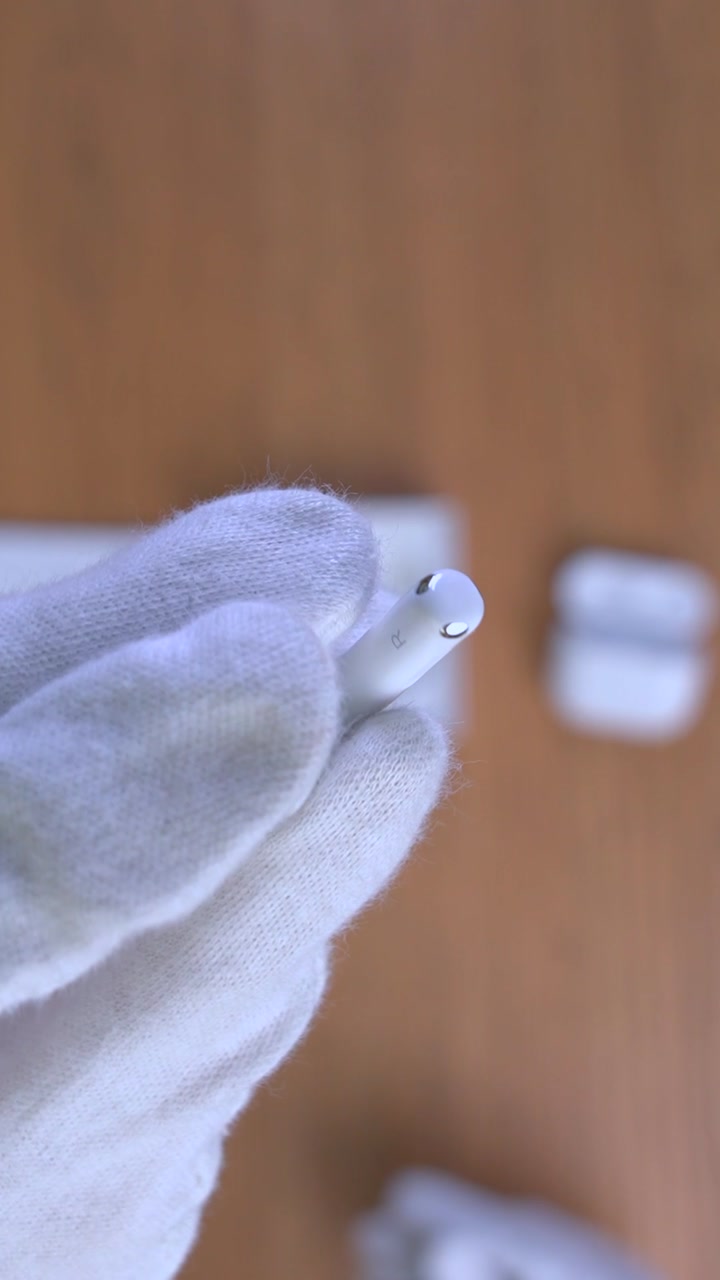 AirPods 5 с беспроводной зарядкой