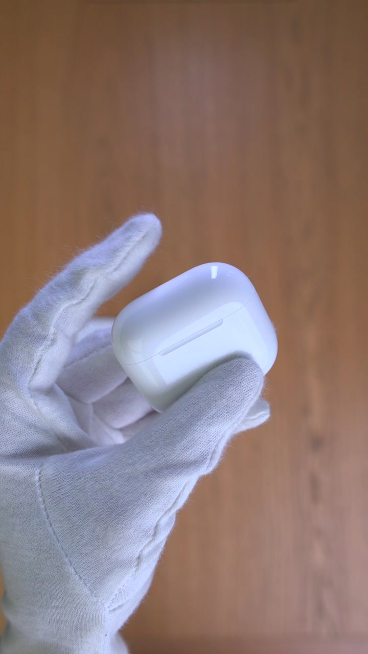 AirPods 5 с беспроводной зарядкой