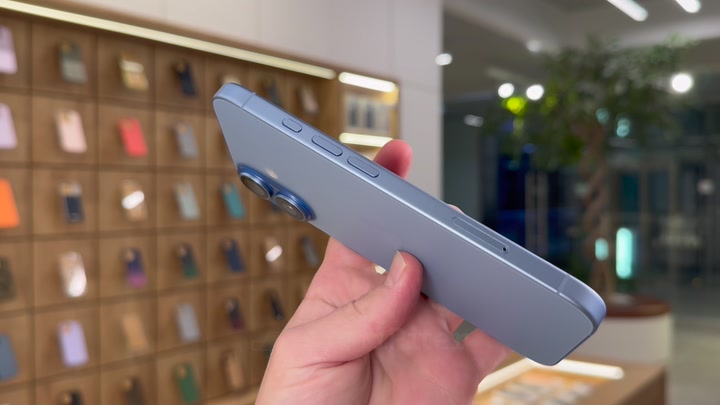 iPhone 17 Mist Blue