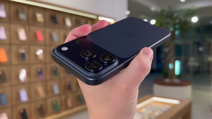 iPhone 17 Pro Deep Blue
