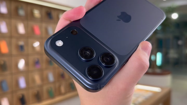 iPhone 17 Pro Deep Blue