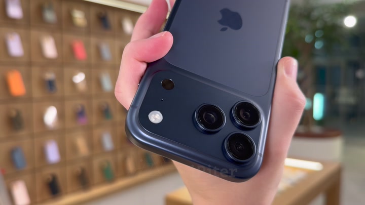 iPhone 17 Pro Deep Blue