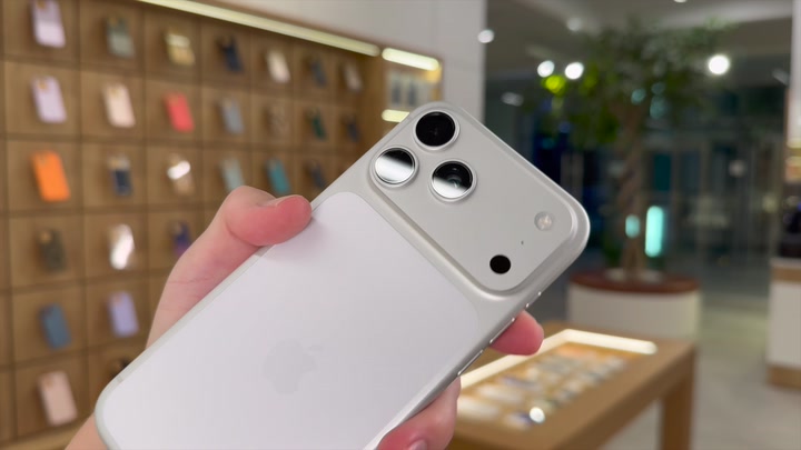 iPhone 17 Pro Max Silver