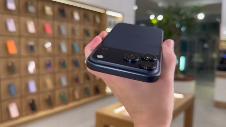 iPhone 17 Pro Max Deep Blue